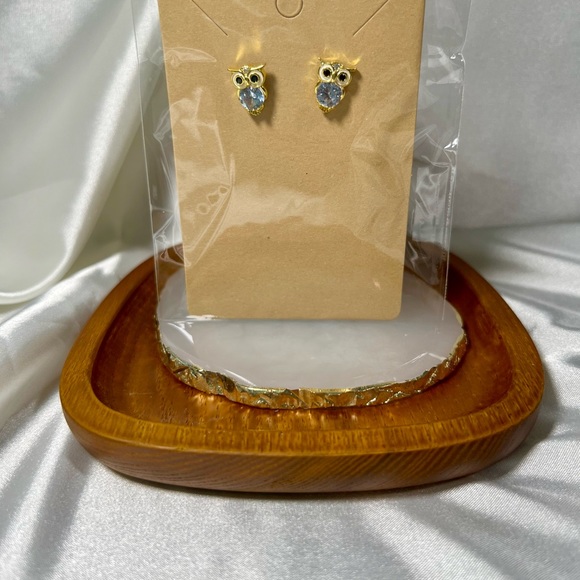 White Single Flower Dangle Boho Earrings - Picture 5 of 5